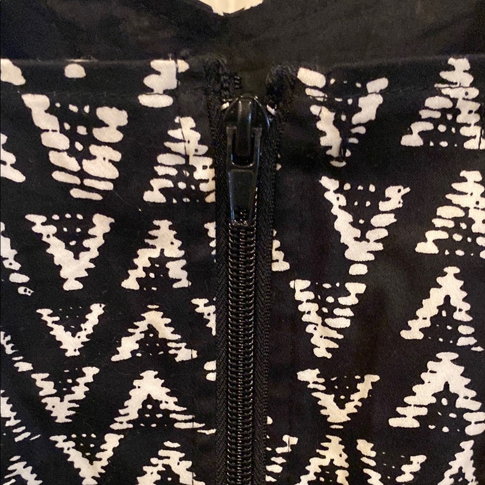 Chic Black and White Patterned Crop Top - Picture 5 of 7